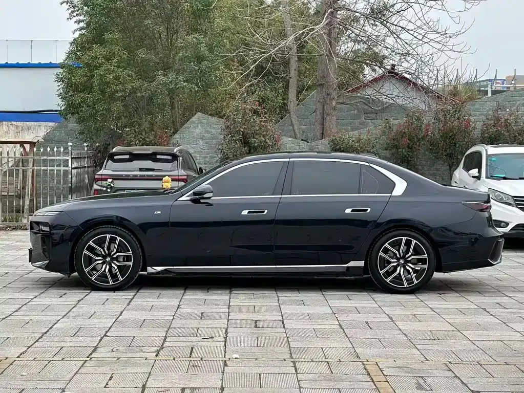 BMW 7 Series — фото 9