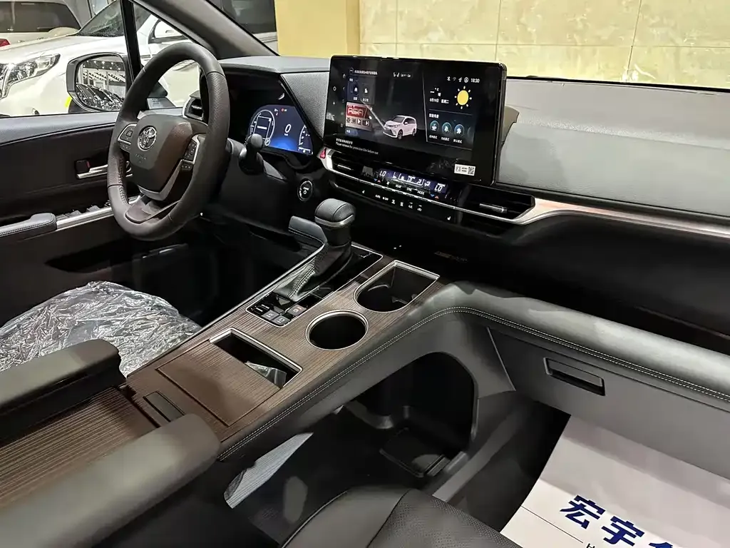 Toyota Granvia — фото 3