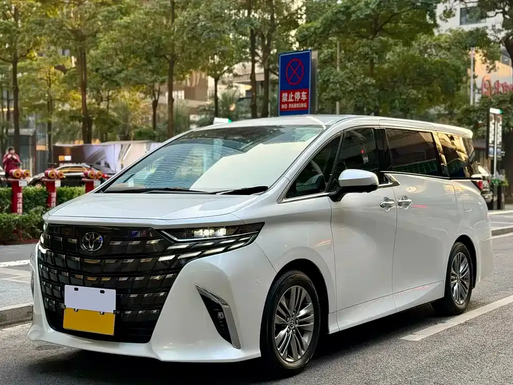 Toyota Alphard — фото 1