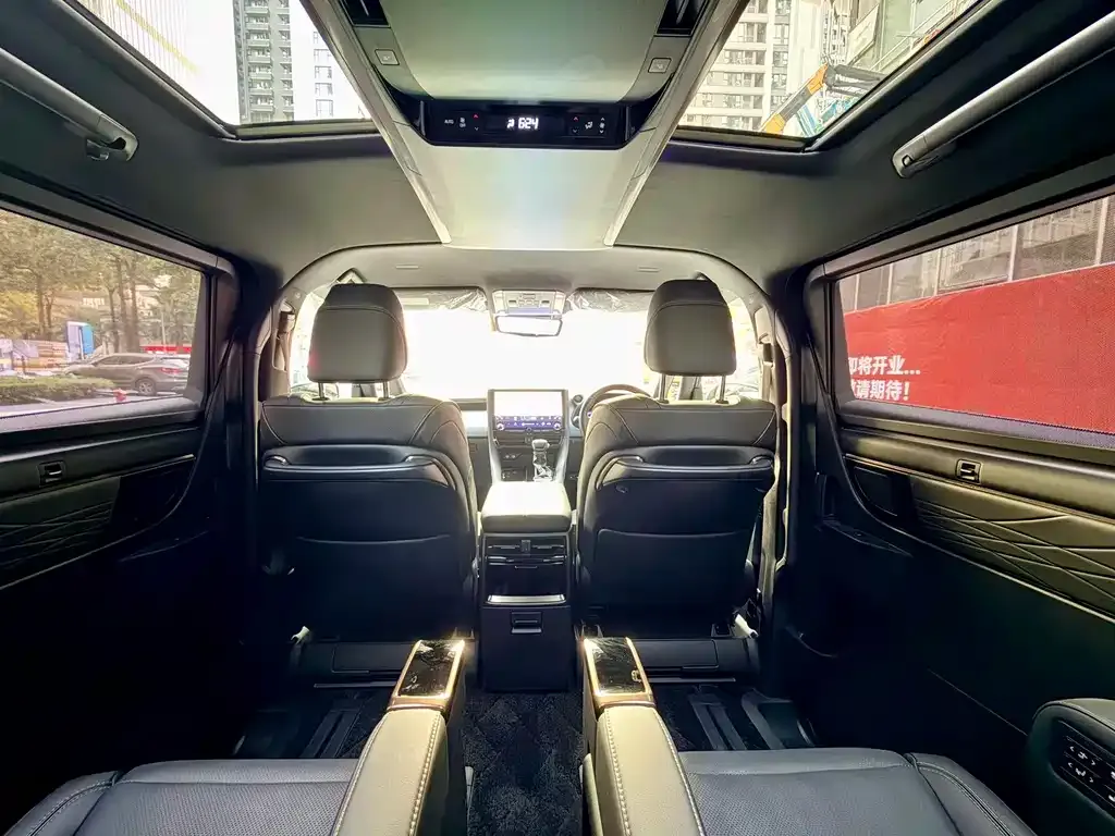 Toyota Alphard — фото 9