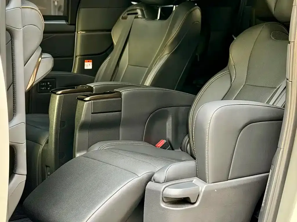 Toyota Alphard — фото 6