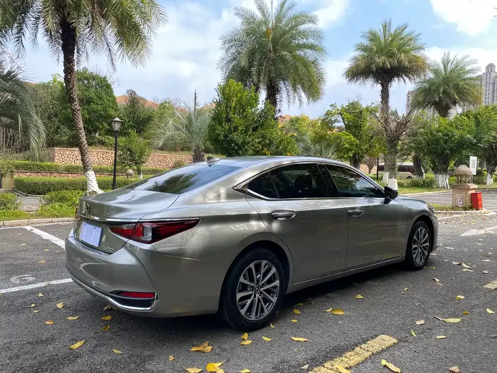 Lexus ES — фото 10