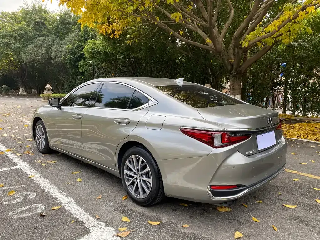 Lexus ES — фото 8