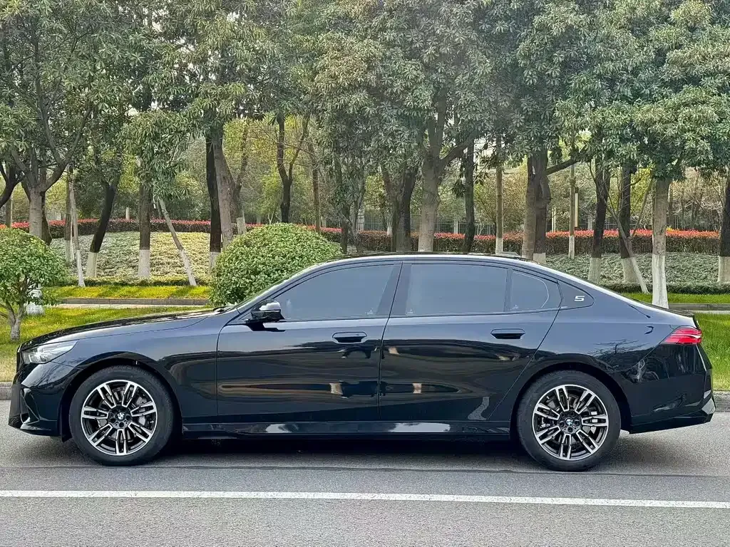 BMW 5 Series — фото 9