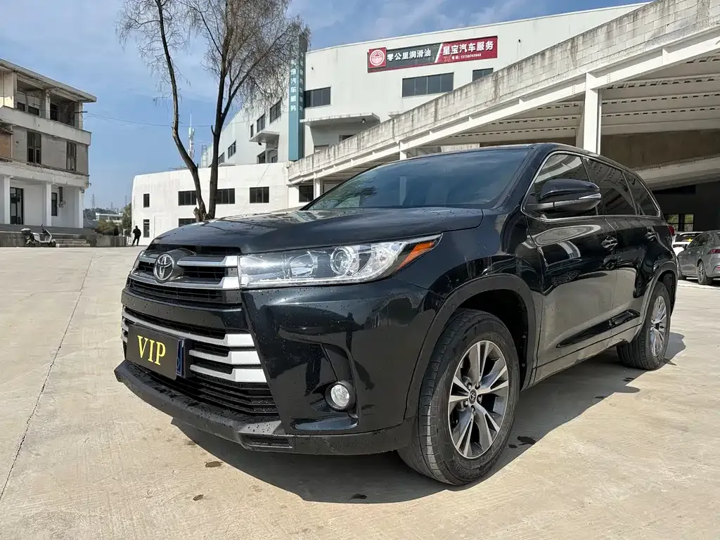 Toyota Highlander — фото 1