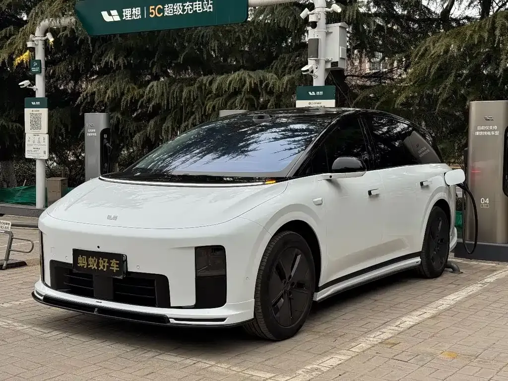 Li Auto i8 — фото 1