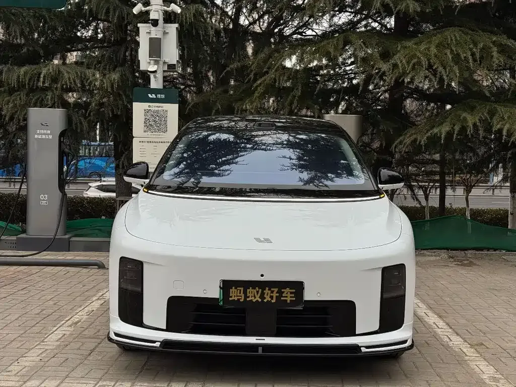 Li Auto i8 — фото 9