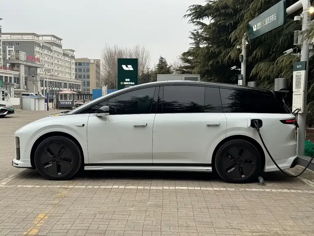 Li Auto i8 — фото 7