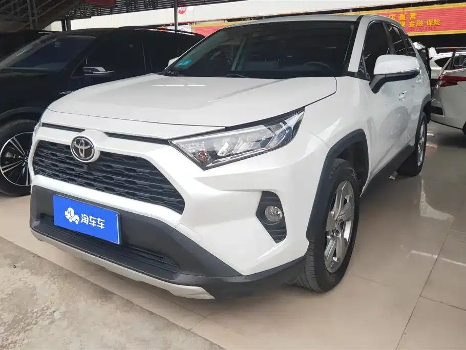 Toyota RAV4 — фото 1