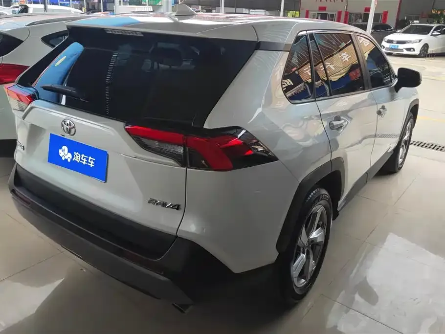 Toyota RAV4 — фото 10