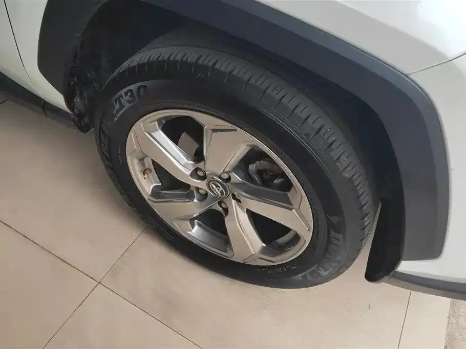 Toyota RAV4 — фото 9