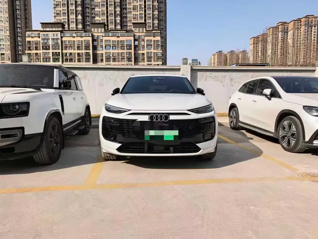 Audi Q6L e-tron — фото 1