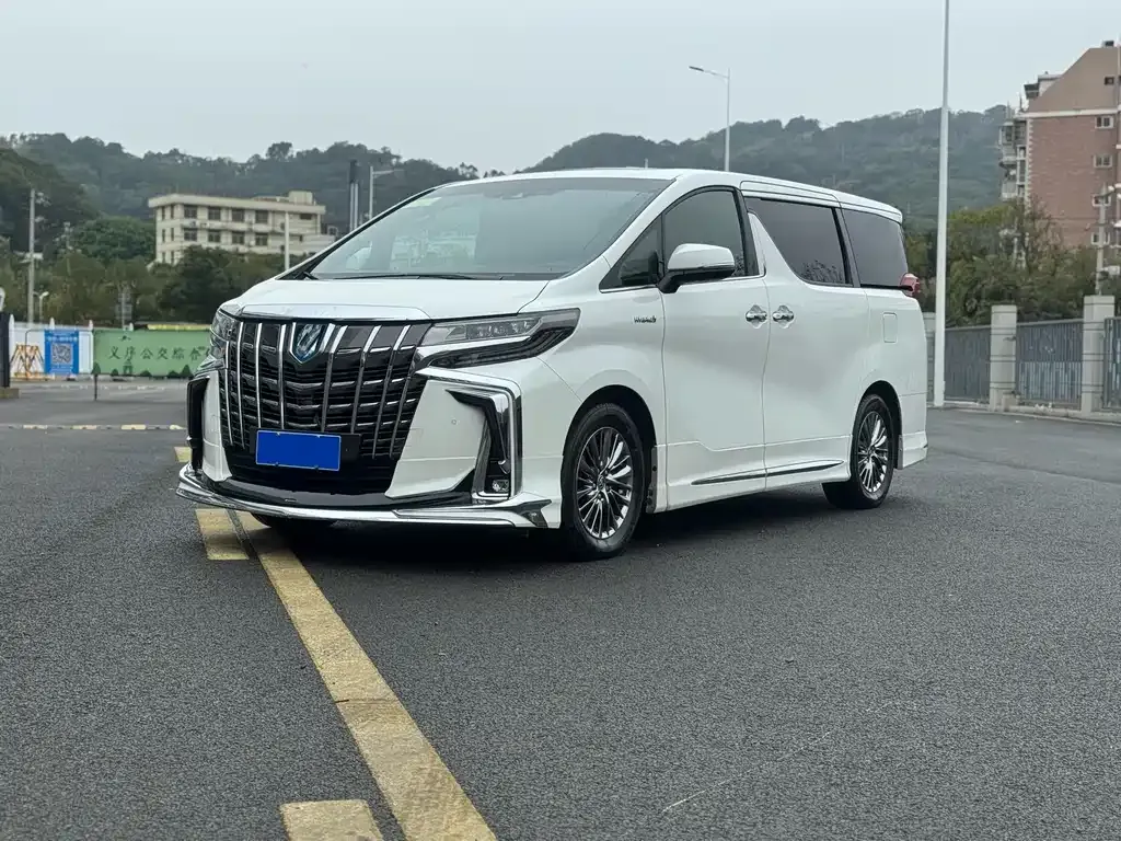 Toyota Alphard — фото 1