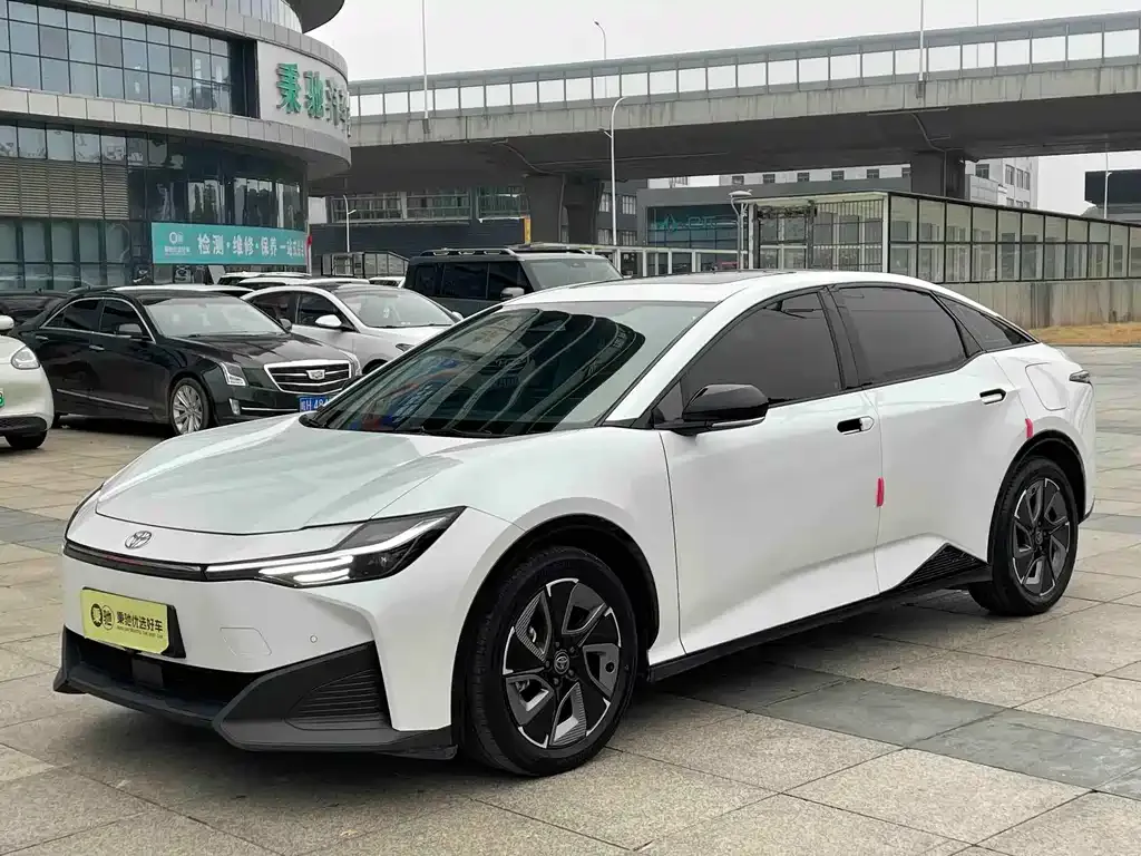 Toyota bZ3 — фото 1