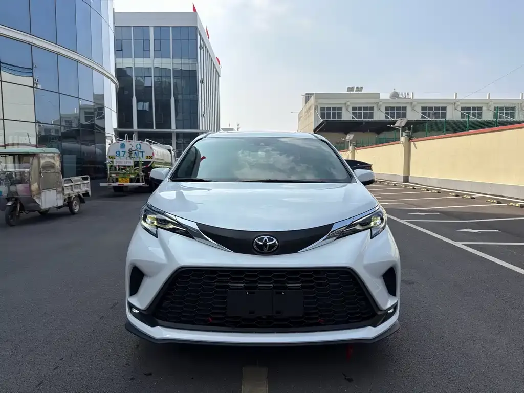 Toyota Granvia — фото 1