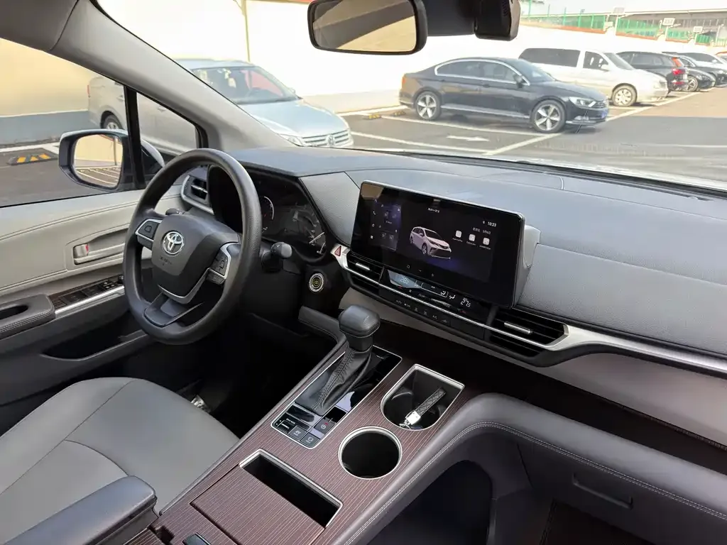 Toyota Granvia — фото 8