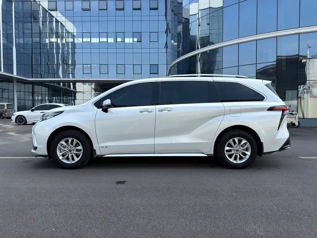 Toyota Granvia — фото 2