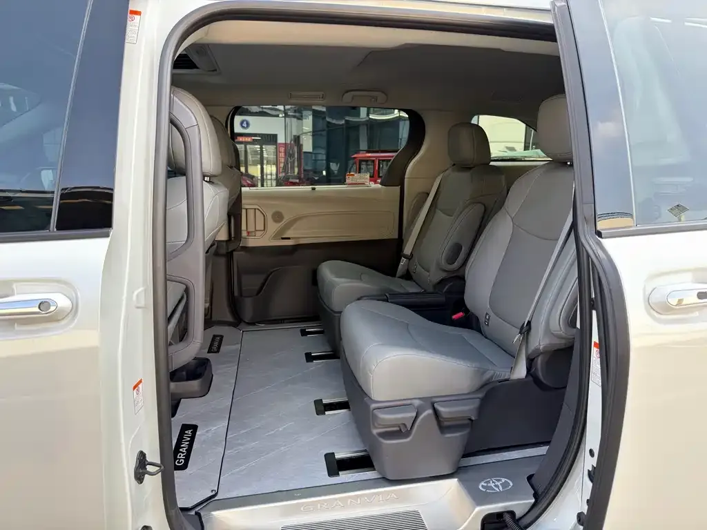 Toyota Granvia — фото 7