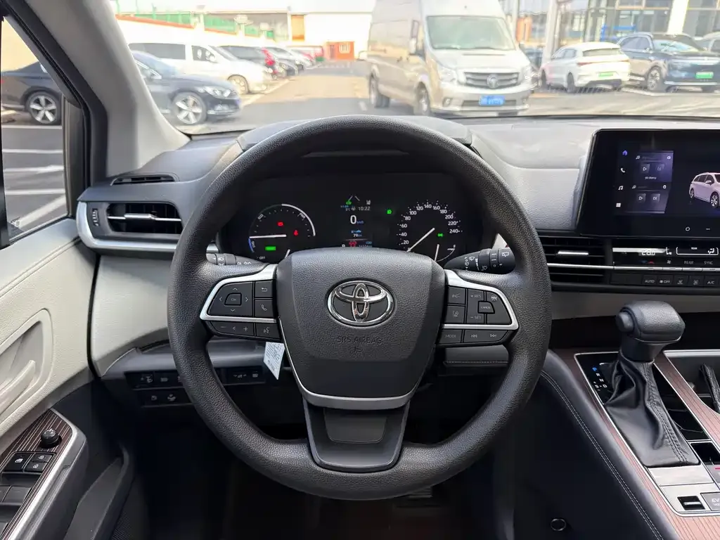 Toyota Granvia — фото 6