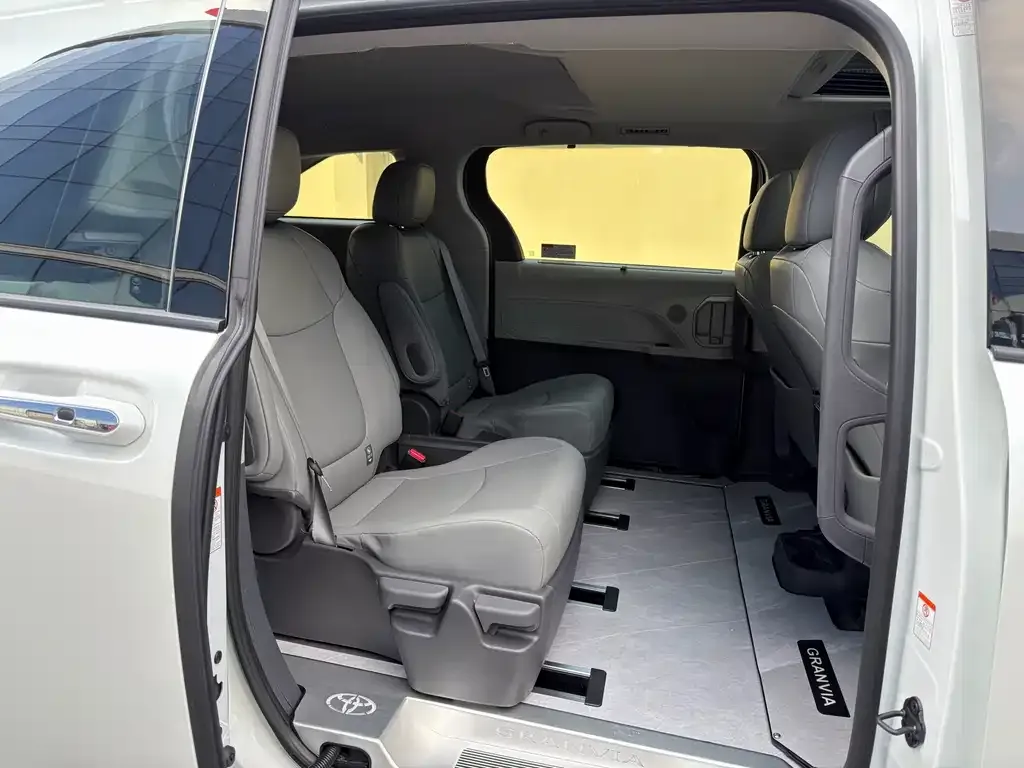 Toyota Granvia — фото 10
