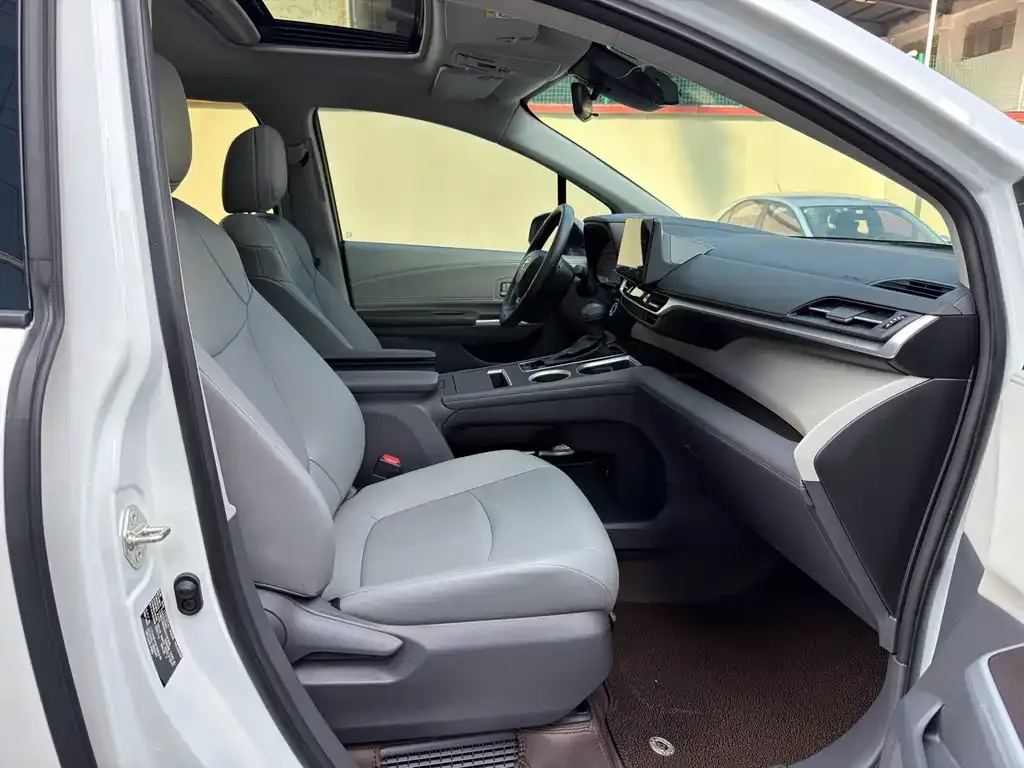 Toyota Granvia — фото 4