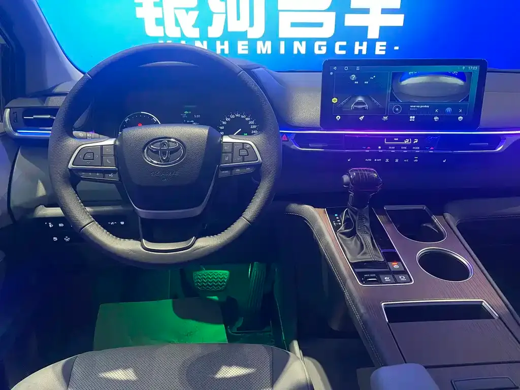Toyota Sienna — фото 10