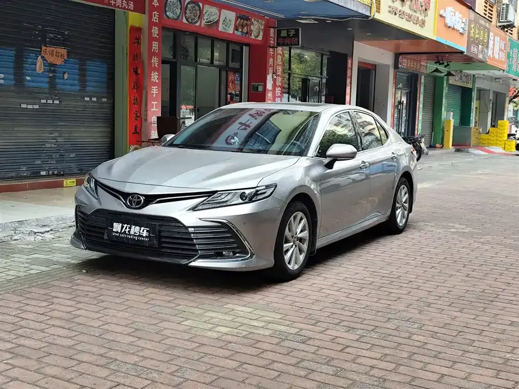 Toyota Camry — фото 1
