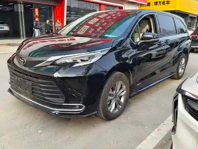 Toyota Sienna — фото 1