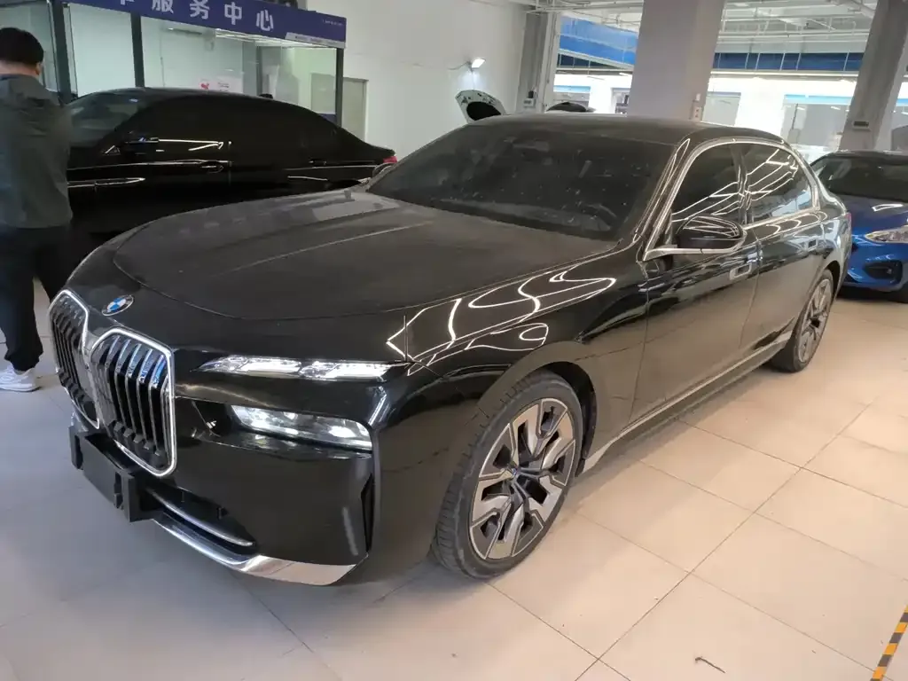 BMW i7 — фото 1