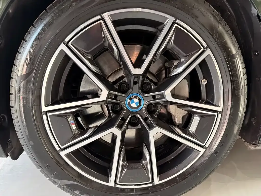 BMW i4 — фото 9