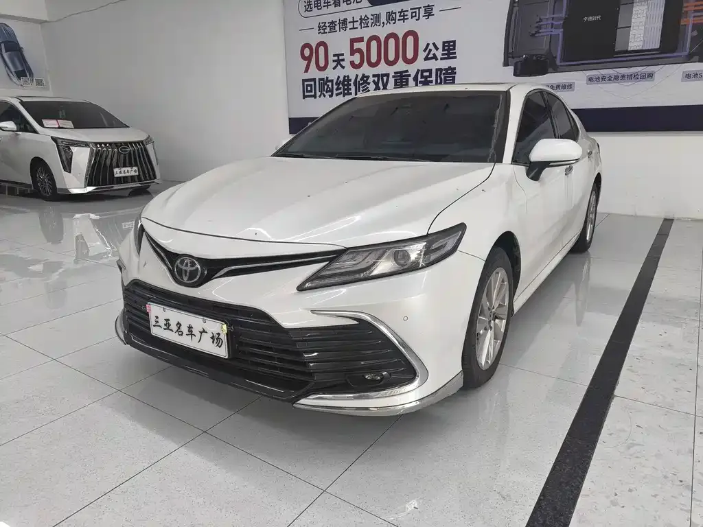 Toyota Camry — фото 1