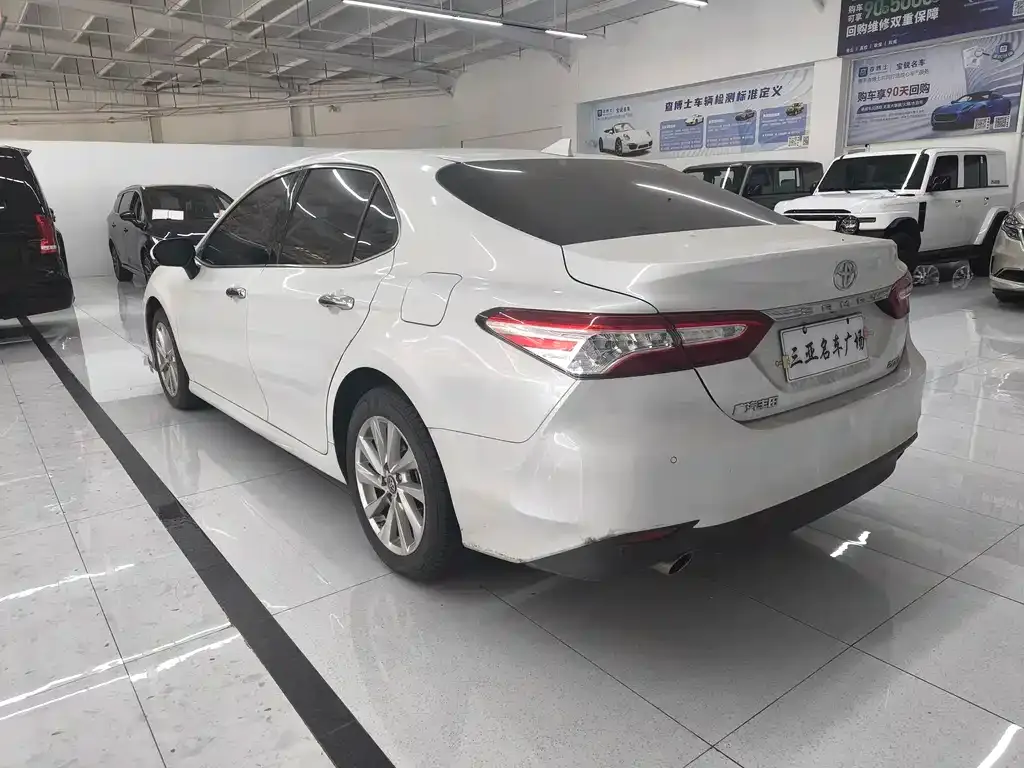 Toyota Camry — фото 2