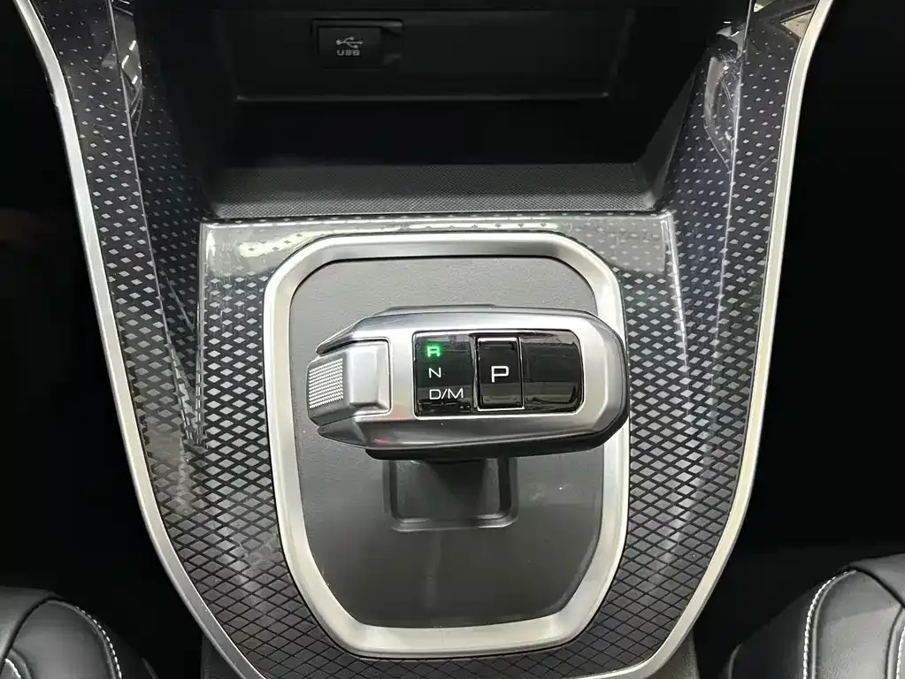 Haval M6 — фото 10