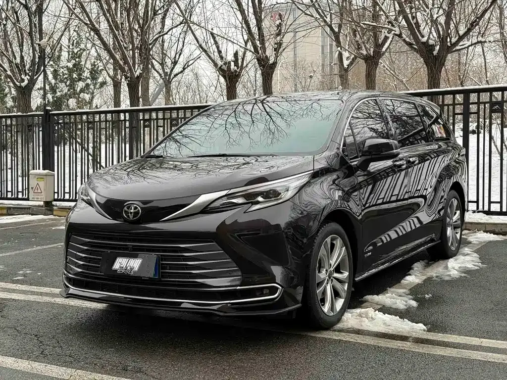Toyota Sienna — фото 1