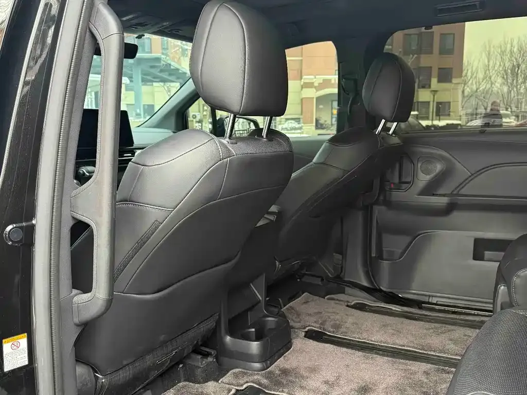 Toyota Sienna — фото 3