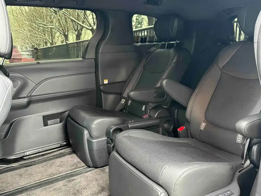 Toyota Sienna — фото 4