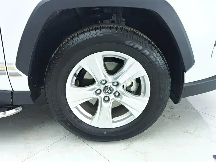 Toyota RAV4 — фото 3