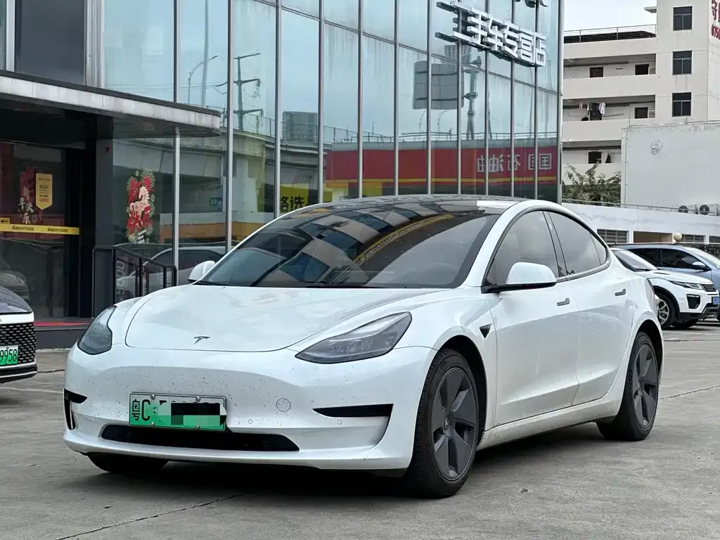 Tesla Model 3 — фото 1