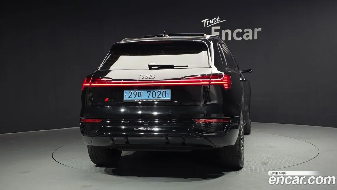Audi Q8 e-tron — фото 4