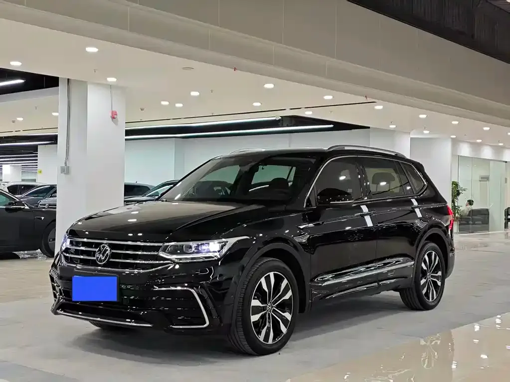 Volkswagen Tiguan L — фото 1