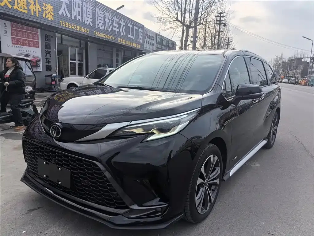 Toyota Granvia — фото 1