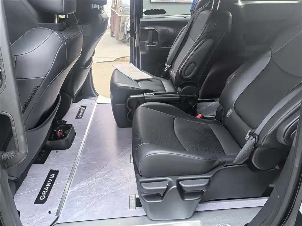Toyota Granvia — фото 6