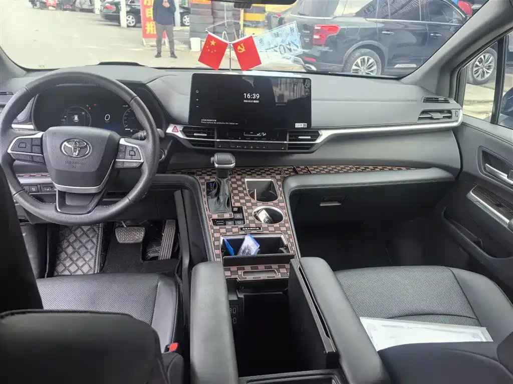 Toyota Granvia — фото 8