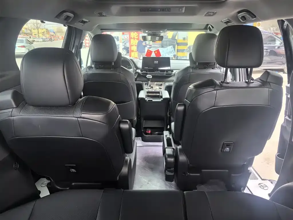 Toyota Granvia — фото 3