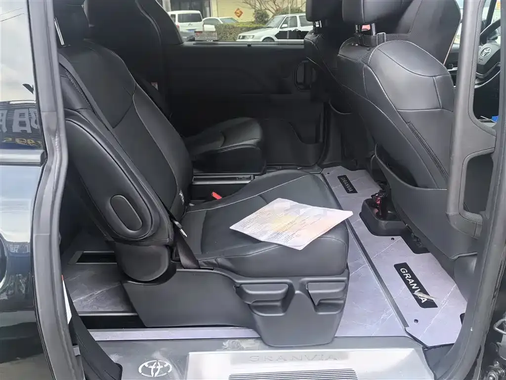 Toyota Granvia — фото 7