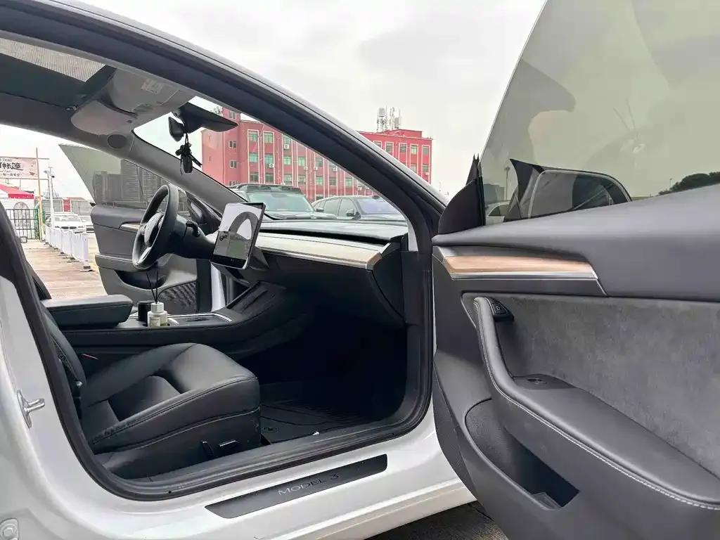 Tesla Model 3 — фото 4