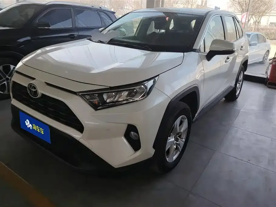 Toyota RAV4 — фото 1