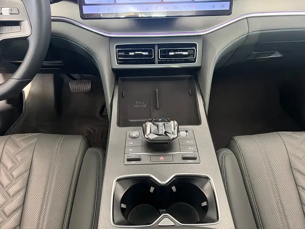 BYD L DM-i — фото 10