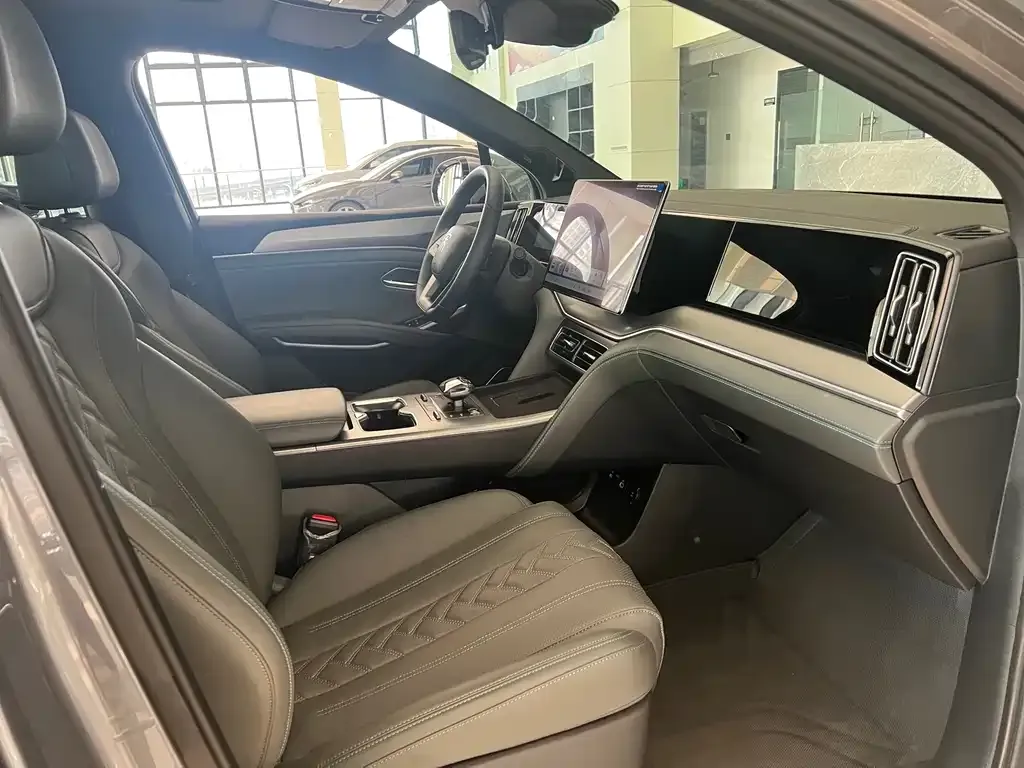 BYD L DM-i — фото 8