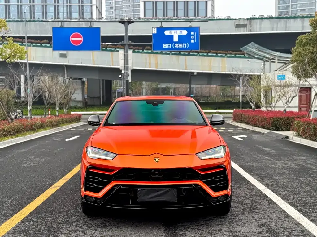 Lamborghini Urus — фото 1